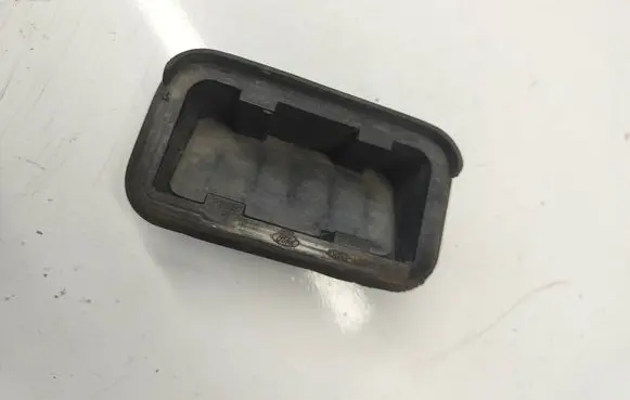 Ford Mustang V Quarter panel pressure vent 4R3363278C26BA