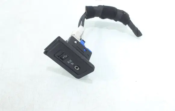 BMW 5 E60 E61 USB socket connector 9138402 61319138402