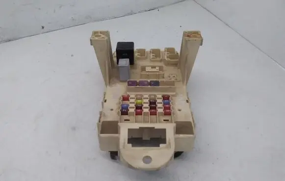 Toyota Yaris Fuse module 827300D040