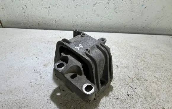 Volkswagen PASSAT B6 Engine mount bracket 1K0199262