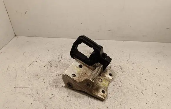 Radiator mount bracket