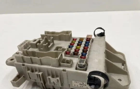 Toyota RAV 4 (XA20) Fuse module 9098702020