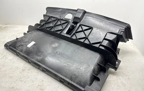 Radiator cooling fan shroud