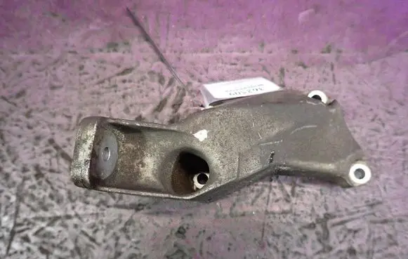 Volkswagen PASSAT B5.5 Engine mounting bracket 8D0199307P