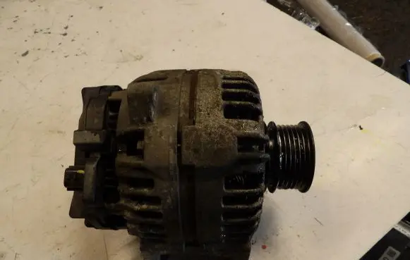 Renault Clio III Generator/alternator 8200323137