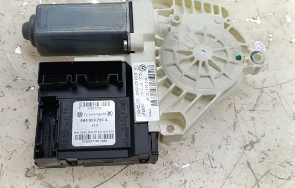 Volkswagen Eos Front door window regulator motor 1Q0959701H 5K0959793A S2122H009