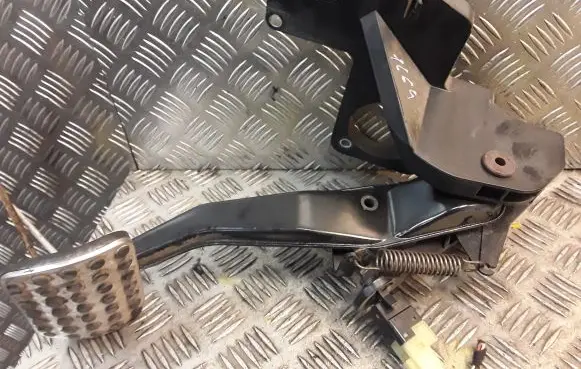 Mercedes-Benz B W245 Brake pedal 1692903101 A1692903101