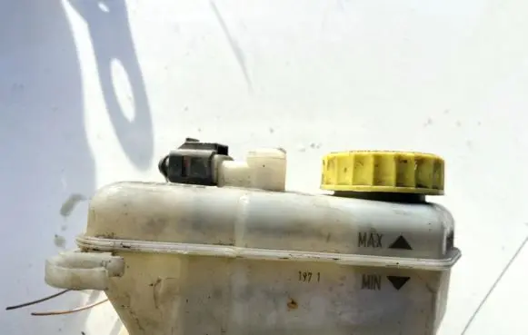 Brake fluid reservoir