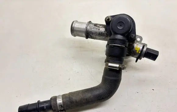 Volkswagen PASSAT B5.5 Engine coolant pipe/hose 038121133A