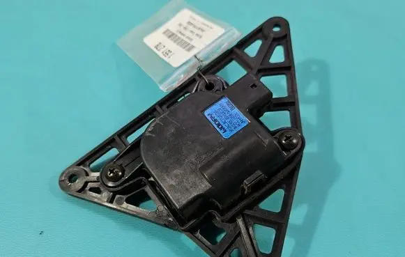 Hyundai Tucson JM A/C air flow flap actuator/motor D266NA5AA01 IMPRK1551278