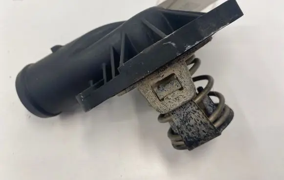 Audi A4 S4 B7 8E 8H Thermostat 059121111L