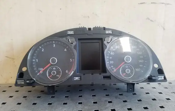 Volkswagen PASSAT B7 Speedometer (instrument cluster) 3AA920970A