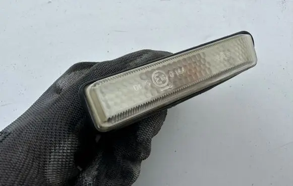 Front fender indicator light