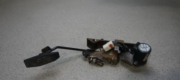 Mazda 323 F Accelerator throttle pedal 198300-7100 BH4A41AC0B
