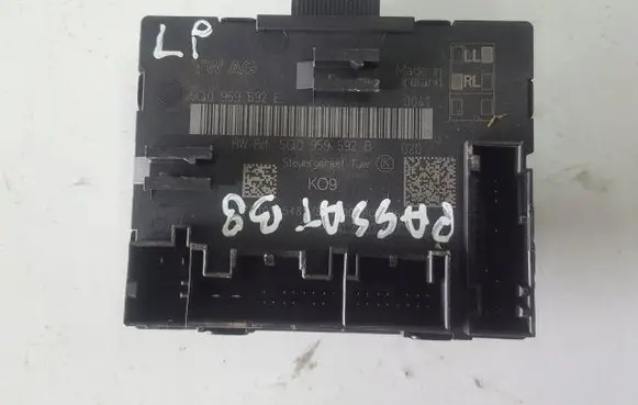 Volkswagen PASSAT B8 Door control unit/module 5Q0959592B