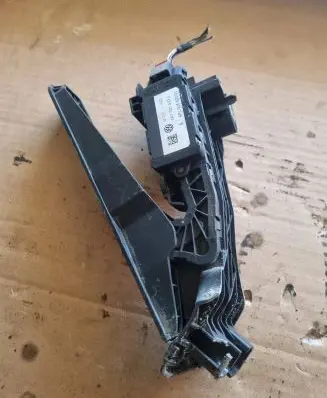 Volkswagen PASSAT B6 Accelerator throttle pedal 1K1721503L 6PV00860000