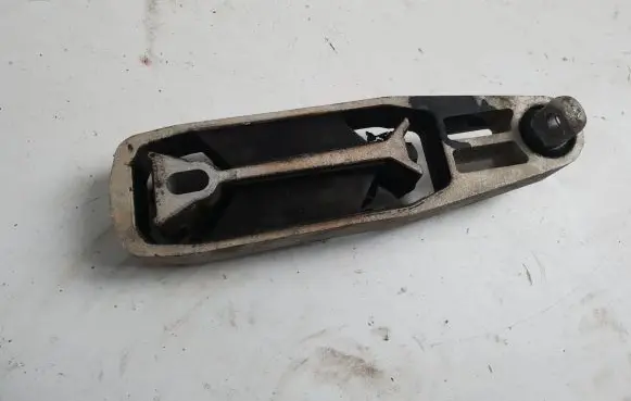 Volvo XC90 Engine mount bracket 31330590