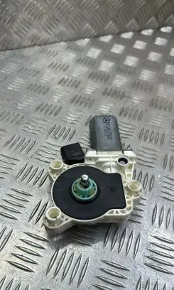 Mercedes-Benz CLC CL203 Front door window regulator motor A2118201742