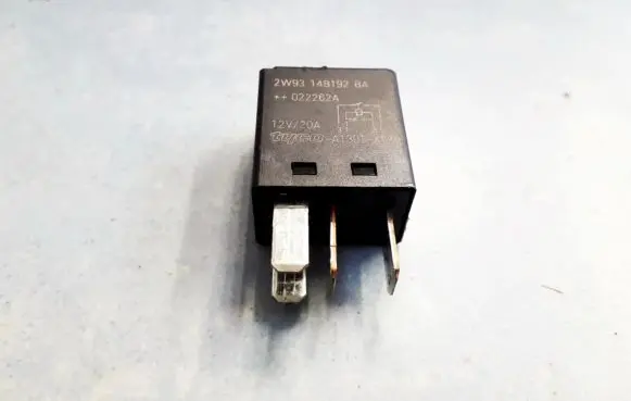 Ford Mondeo Mk III Other relay V23074
