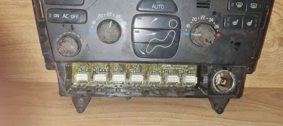 Volvo V70 Climate control unit 8697140