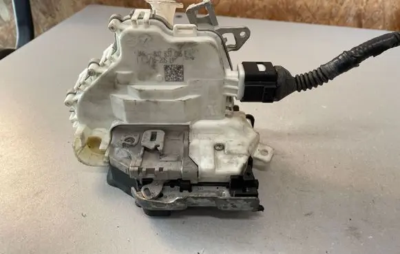 Audi Q3 8U Front door lock 8J2837016E