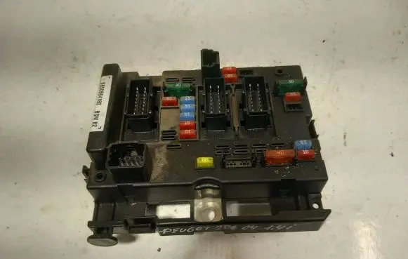 Peugeot 307 Fuse module 9650664180 BSMB2