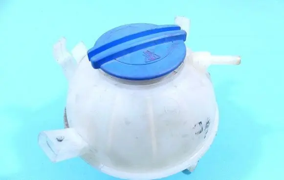 Volkswagen Jetta VI Coolant expansion tank/reservoir 5C0121407 IMPRK1314655