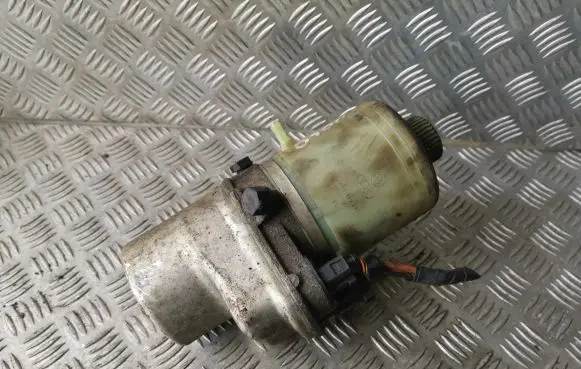 Volkswagen Polo IV 9N3 Power steering pump 6Q0423371