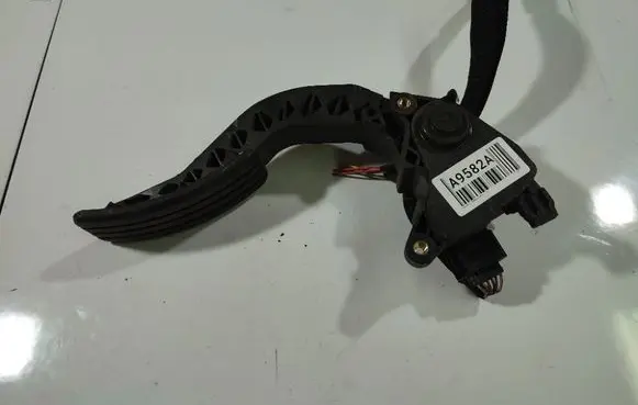Accelerator throttle pedal