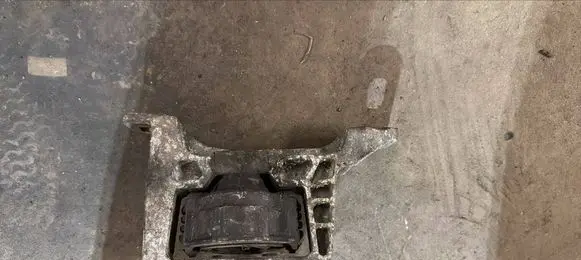 Volvo S40 Engine mount bracket 307396