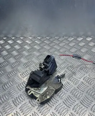 BMW 5 E34 Front door lock 8138923