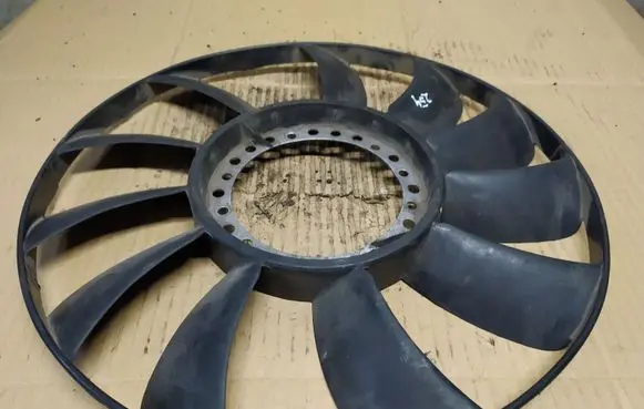 Volkswagen PASSAT B5 Fan impeller 058121301B