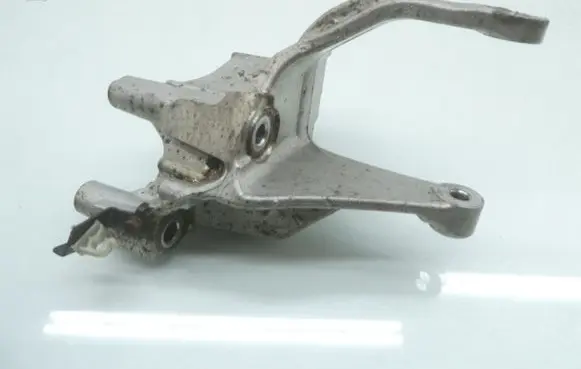 Engine mount vacuum valve