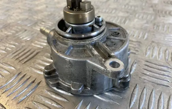 Mercedes-Benz C W204 Vacuum pump A6462300365