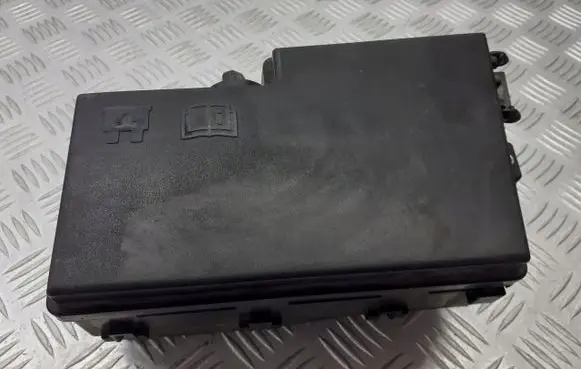Volvo V50 Fuse box cover 8688039