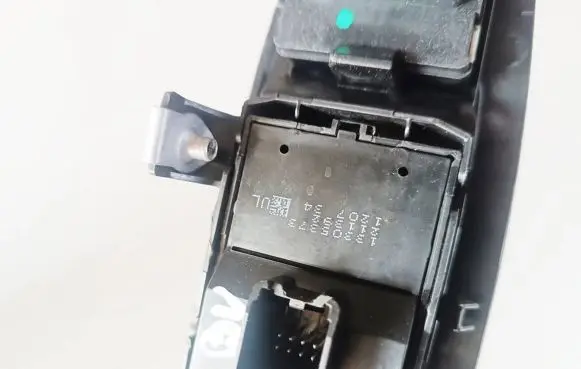Chevrolet Malibu Electric window control switch 22823855 20111107