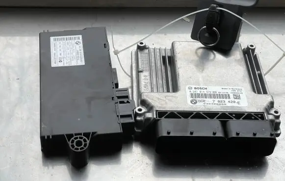 BMW 3 E90 E91 Engine ECU kit and lock set 7823420 030320088 0281014572