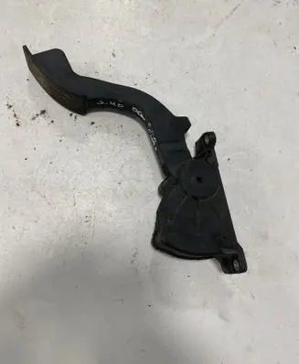 Accelerator throttle pedal