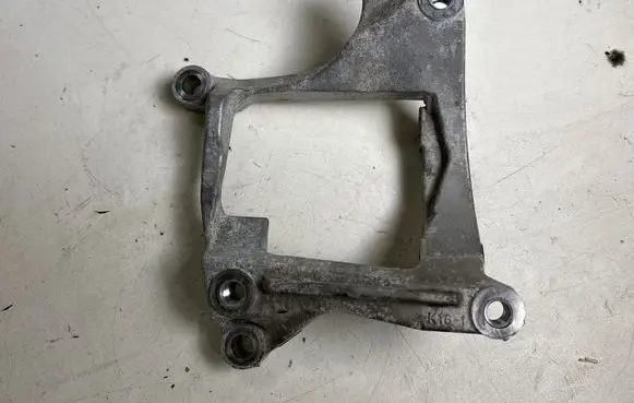 Subaru Outback (BT) Generator/alternator bracket