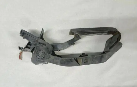 Mercedes-Benz E W211 Accelerator throttle pedal A2113000904 A2113010001 2113000904