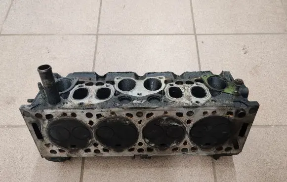 Peugeot 206 Engine head 