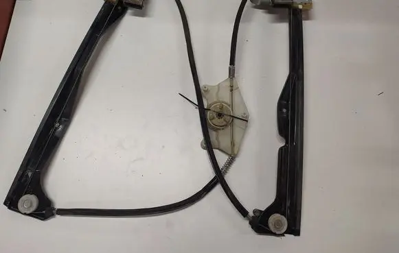 Volkswagen Touran I Front window lifting mechanism without motor 3570403