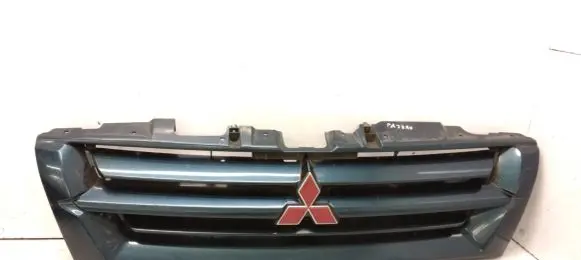 Mitsubishi Pajero Front bumper upper radiator grill MR387981