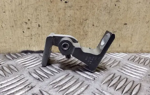Volkswagen Polo V 6R Front door lower hinge 7N0831402