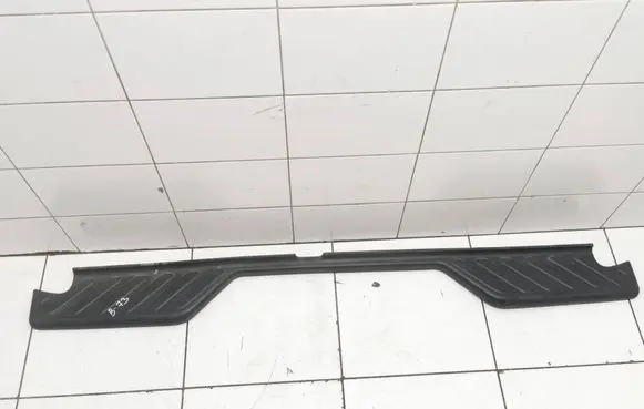 Rear bumper trim bar molding