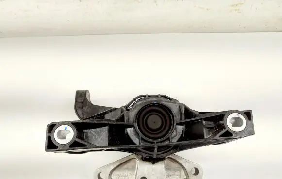Peugeot 5008 II Engine mount bracket 9820297580