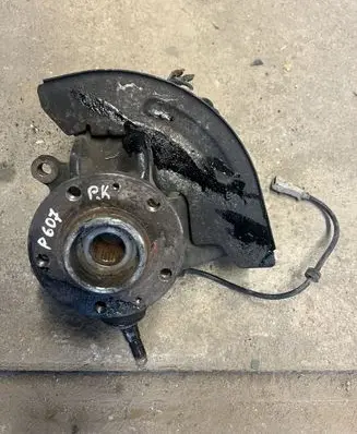 Peugeot 607 Front wheel hub spindle knuckle