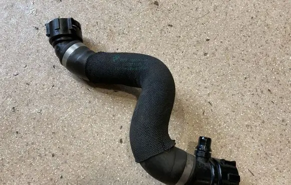 Engine coolant pipe/hose