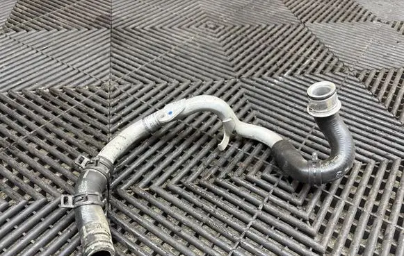 Porsche Panamera (970) Engine coolant pipe/hose 97010604003
