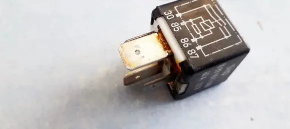 Volkswagen PASSAT B5 Other relay 443951253J